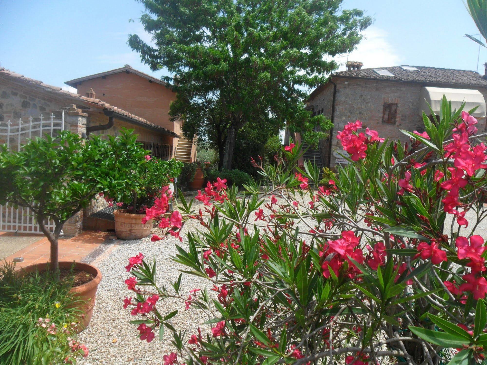 Fullino Nero Rta - Residenza Turistico Alberghiera Siena Exterior foto
